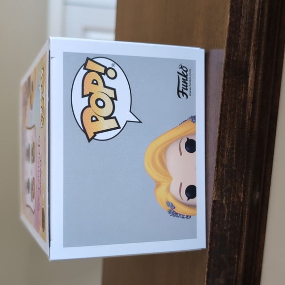 Disney Princess Funko Pop Rapunzel Gold Exclusive with Pin #223 - Picture 7 of 9